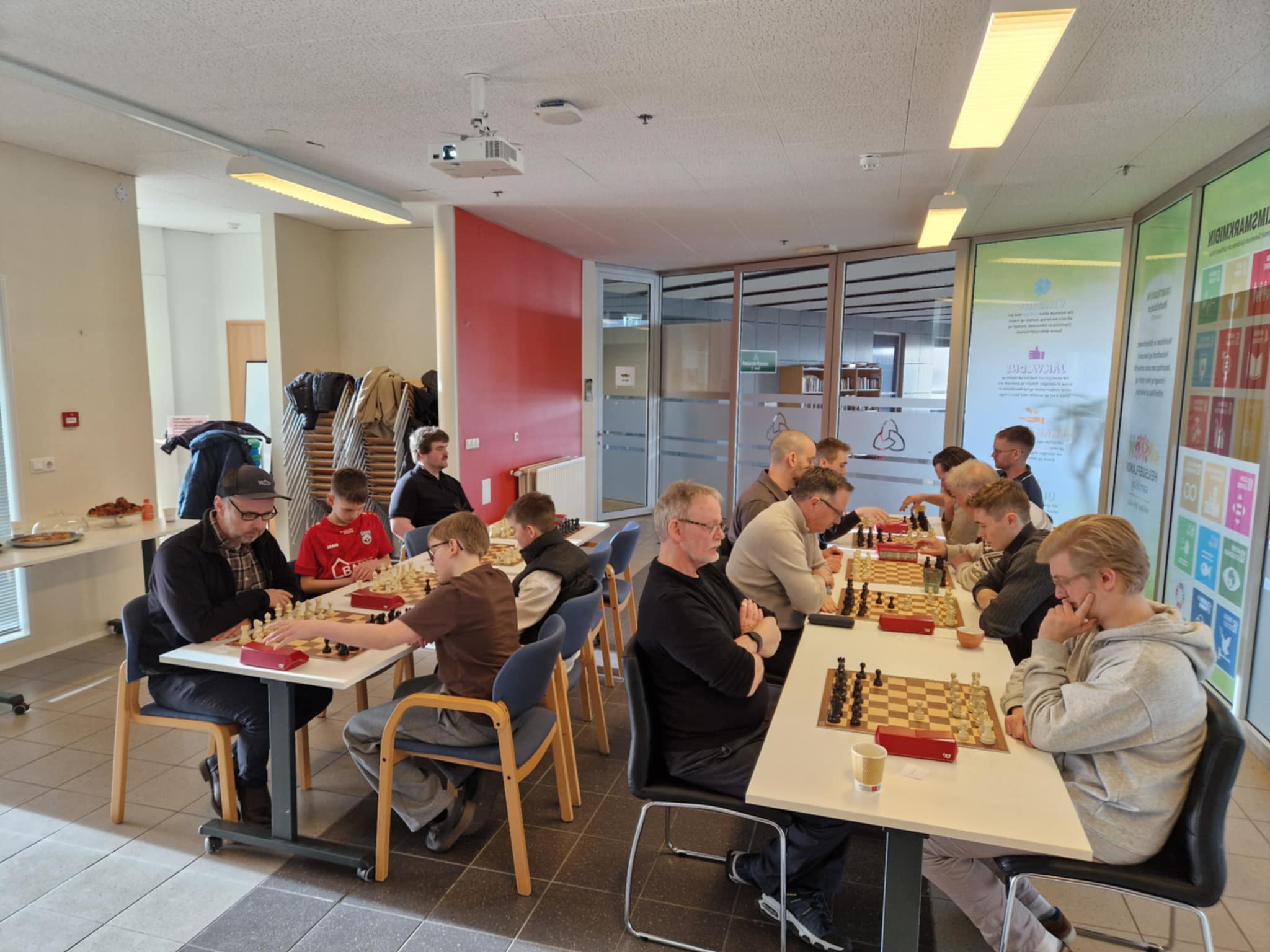 Skákmót í gangi - keppendur við skákborð